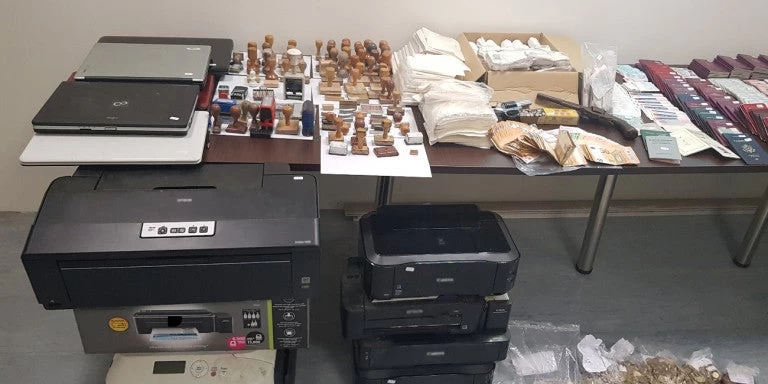 Ηλιούπολη: 50χρονος κατασκεύαζε πλαστά έγγραφα -Είχε στήσει πλήρως εξοπλισμένο εργαστήριο (Εικόνες)